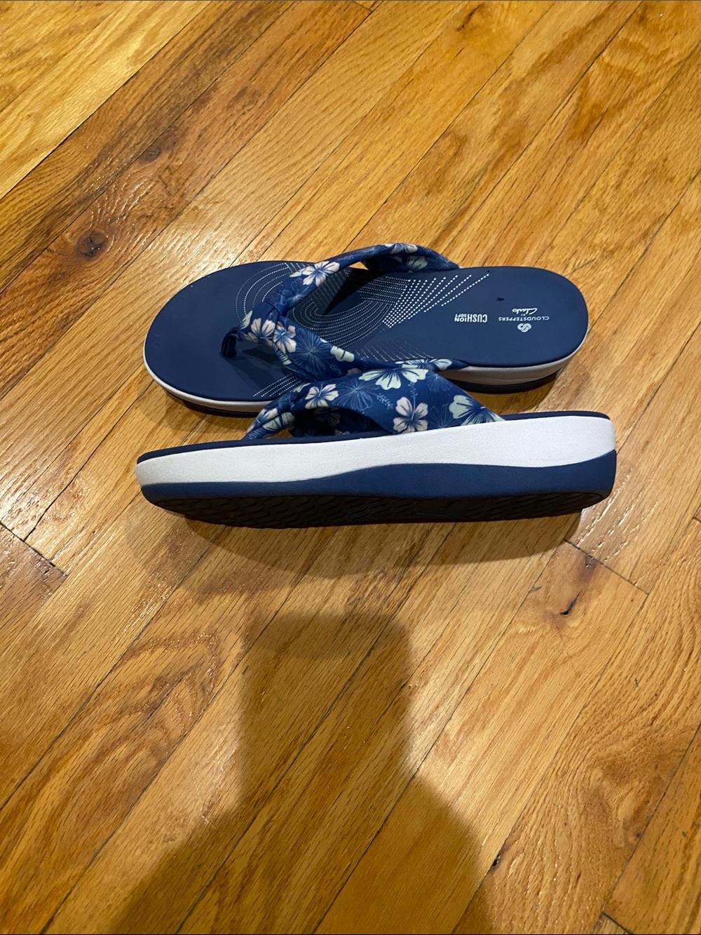 Clarks Blue Floral Thong Sandals for Women - Picture 2 of 3